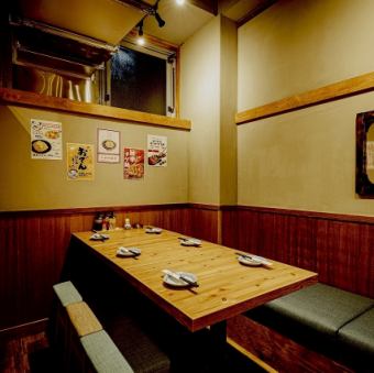 オープン席ではベンチシートでごゆっくりお寛ぎいただけます♪女子会・デートにもピッタリです！