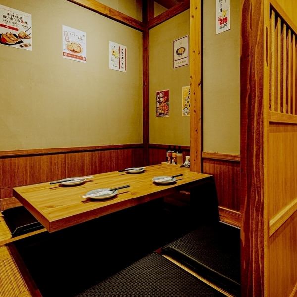 【新宿駅の仲間内飲み会は自信あり◎】2時間飲み放題付きコース2500円～。食べ放題2750円～。飲み放題555円～！！空間良し、味良し、ドリンク早い！そんなお店を全員で目指しています！新宿駅での女子会、合コン、会社宴会、仲間との飲み会は餃子酒場 肉汁とっつぁん新宿店にお任せ◎