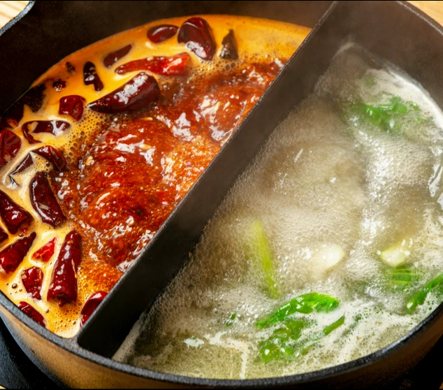 【100年の伝統を受け継ぐ本場中国の味】『四季の薬膳（二色鍋）』麻辣の赤、上湯の白