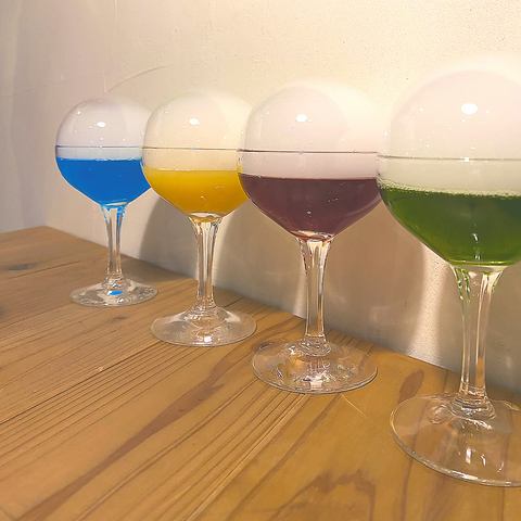 The very popular bubble cocktail! Pop it, smell it, drink it, it's delicious!