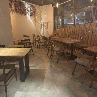 椅子タイプのテーブル席です。１席６名様まで、20名様まで連結できます！