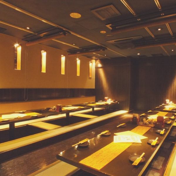 【南越谷で居酒屋なら土間土間へ】お座敷掘りごたつのお席は宴会に最適です！35名様～最大50名様までご案内が可能です。簾で仕切りが出来ますので、4～6名様でご利用も可能です！お隣のお客様を気にせずにお食事をお楽しみ頂けます。会社の飲み会・その他大人数でのご宴会におすすめ。お得な宴会コースも種類豊富にご用意！