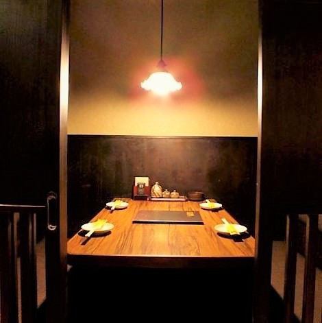 こちらは2名～4名様までの半個室のテーブル席です。他にも5～6名様、10名様でも個室ご用意御座います。子供を連れて女子会がしたい等、土間カフェとしてご利用いかがでしょうか。女子会にもデートにもお食事にもどうぞ。