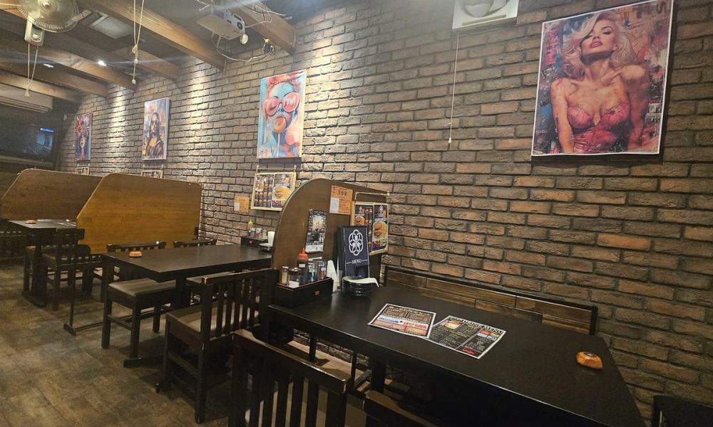 ≪2名様から最大26名様までOK≫当店のテーブル席は仕事終わりの飲み会シーンから団体利用まで幅広く対応◎団体利用をご希望際は事前ご相談いいただけるとスムーズにご案内させて頂きます。ペット同伴可能なテラス席最大12名で入れる。