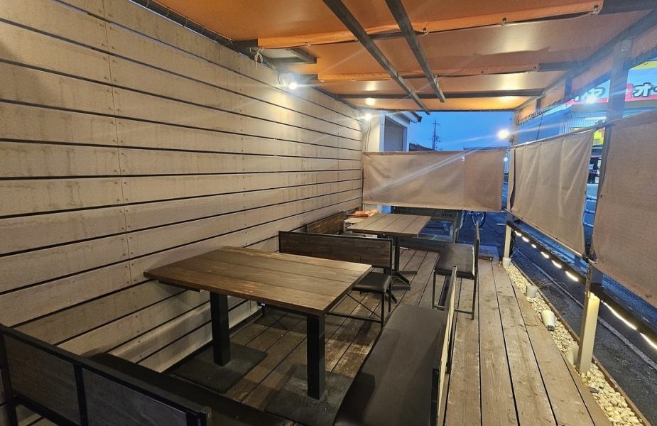 おひとり様に嬉しいカウンター席もご用意しております！お仕事終わりのサク飲みや少人数での飲み会などにオススメです！ワンちゃんなどペット可のテラス席もございますので、お気軽にご利用ください！