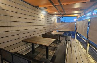 4名テーブル×１6名テーブル×１屋外テラスなのでワンちゃんと一緒に食事をして頂けます！