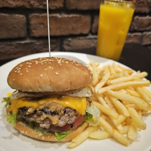食べ応え抜群のオリジナルハンバーガー!