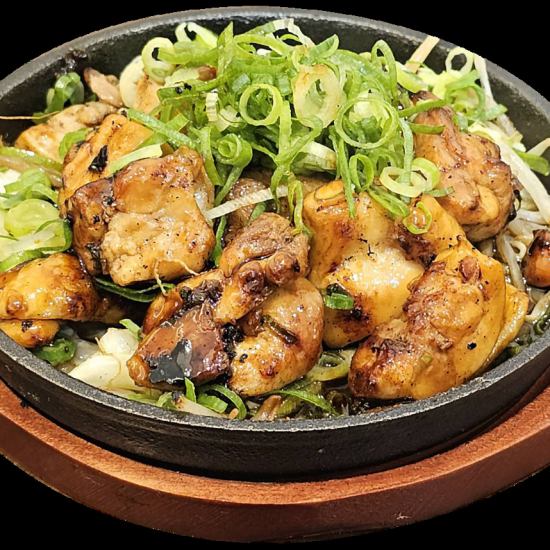 鉄板焼きもおつまみメニューも充実の品ぞろえ！