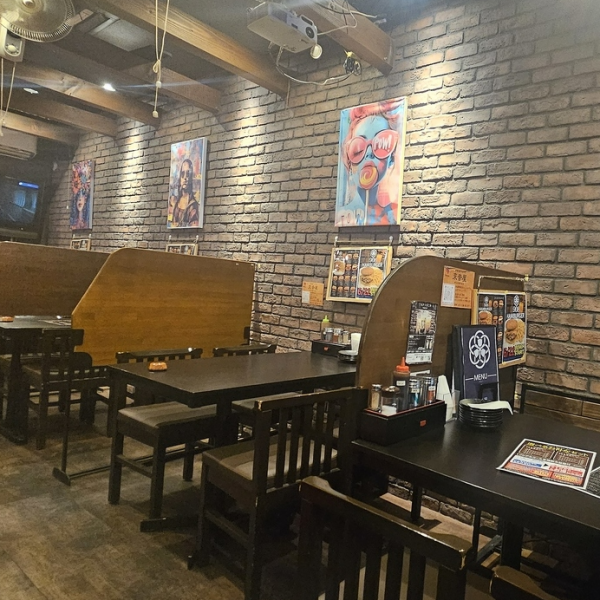 ≪2名様から最大26名様までOK≫当店のテーブル席は仕事終わりの飲み会シーンから団体利用まで幅広く対応◎団体利用をご希望際は事前ご相談いいただけるとスムーズにご案内させて頂きます。ペット同伴可能なテラス席最大12名で入れる。