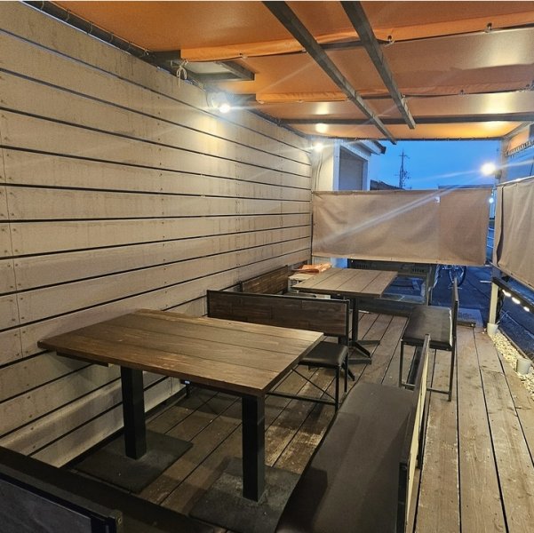 6名様で利用できる個室も完備！プライベートな宴会や、ご家族でゆったりごはんなどにもおすすめです！4～5名のテーブルもあり、　常設のパーテーションを外して人数調整も可能！