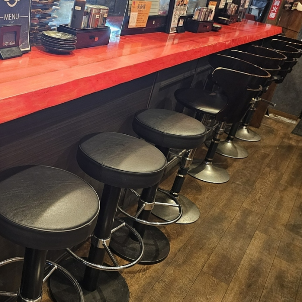 おひとり様に嬉しいカウンター席もご用意しております！お仕事終わりのサク飲みや少人数での飲み会などにオススメです！ワンちゃんなどペット可のテラス席もございますので、お気軽にご利用ください！