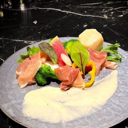 Caesar salad with chunky vegetables and prosciutto