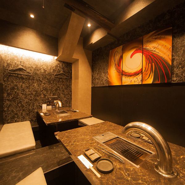 【おしゃれな空間で◎】シックでモダンな空間は、特別な日や大人のデートなどに最適◎無煙ロースターを使用しておりますので、衣服にも匂いが付きにくい仕様になっております♪