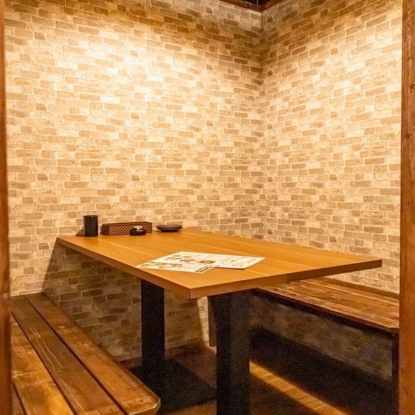 【少人数利用・友人同士◎】少人数でのご利用はもちろん、大歓迎！デートやご夫婦のお食事にも是非ご利用ください。お一人様でも、お仲間同士でも、お気軽にご利用いただけます。お仕事の合間や、休日のお集まり、ご家族でのお祝い事に。お気軽にご来店ください。お料理とお酒でお待ちしております。