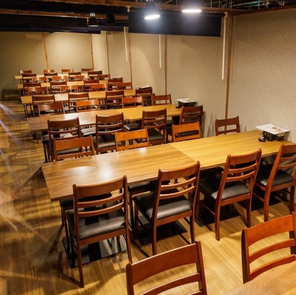 【最大160名での大型宴会可能】ゆったりとした空間でお食事をお楽しみいただけます。会社宴会や同窓会などにも最適なお席となっております。お仕事帰りや女子同士の飲み、デートなど様々なシーンでご利用いただいております。ご相談、お気軽にお問い合わせください。ご連絡お待ちしてます！