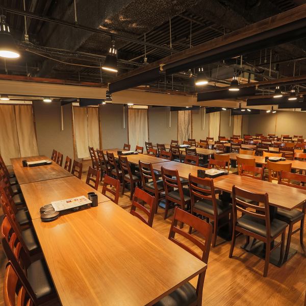 【最大160名での大型宴会可能】ゆったりとした空間でお食事をお楽しみいただけます。会社宴会や同窓会などにも最適なお席となっております。お仕事帰りや女子同士の飲み、デートなど様々なシーンでご利用いただいております。ご相談、お気軽にお問い合わせください。ご連絡お待ちしてます！