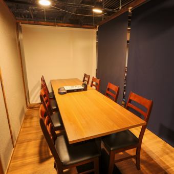 8名様での小宴会にもご利用いただけます。テーブル席は吹き抜けの構造となっておりますので人数に応じてお席を設定することができます。