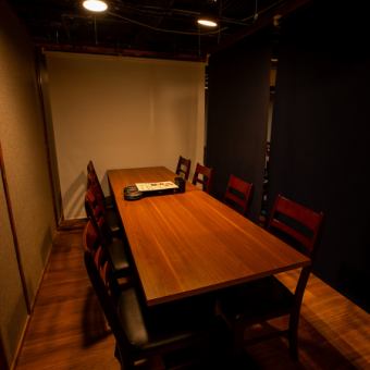 ご家族様にぴったりのテーブル席をご用意。落ち着きのある和テイストに空間で心ゆくまでお楽しみください。