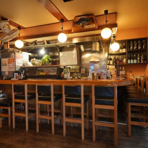 全7席ご用意したカウンター席は、テレビを見ながらゆったりお食事を楽しむことができる特等席です♪スポーツ観戦や映画を観ながらご飲食を楽しみつつ、食後にはおタバコで一服・・・というお客様も◎おひとり様をはじめ、デートのご利用にもぴったりなお席です♪