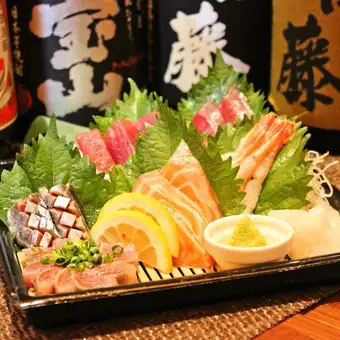 【¥7,000套餐】包含7种刺身、软壳虾等14道菜品，以及2.5小时高级畅饮★