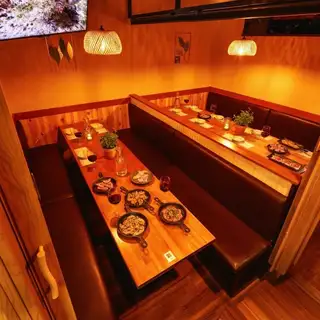 宴会向きの大人数用ソファー席！コース飲み放題だけではなく単品飲み放題も！充実したドリンクメニューからお気に入りを見つけ、みんなで乾杯!!楽しい時間をお過ごしください【新宿  居酒屋 個室 誕生日 記念日 宴会 女子会 食べ放題 飲み放題 食べ飲み放題】