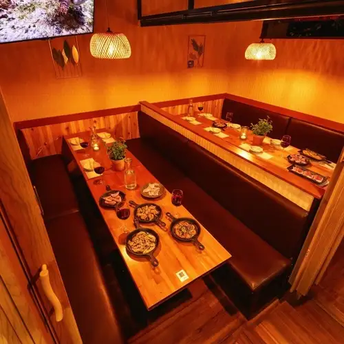 宴会向きの大人数用ソファー席！コース飲み放題だけではなく単品飲み放題も！充実したドリンクメニューからお気に入りを見つけ、みんなで乾杯!!楽しい時間をお過ごしください【新宿  居酒屋 個室 誕生日 記念日 宴会 女子会 食べ放題 飲み放題 食べ飲み放題】