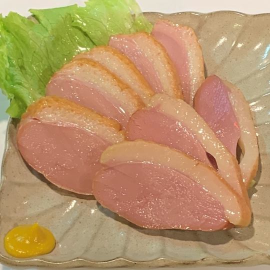除了串烧还有很多小吃！最受欢迎的菜单是“Aigamo Loin”（580日元）
