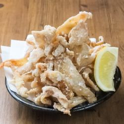 鶏皮のパリパリ揚げ