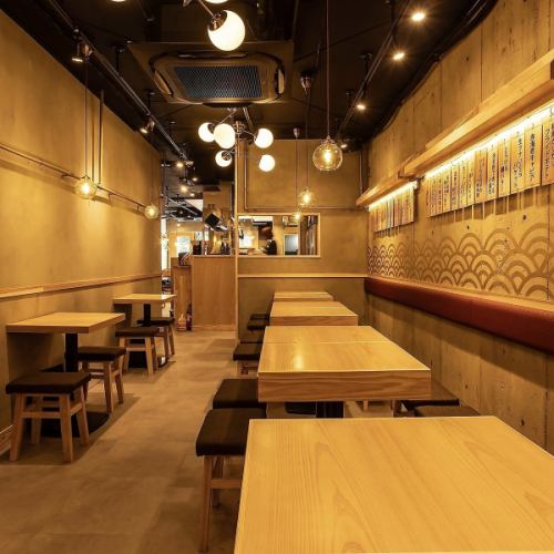 ゆったりとしたテーブル席