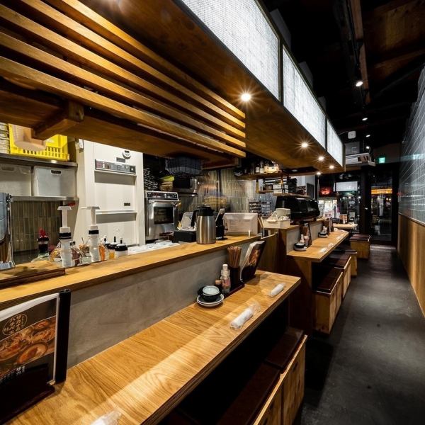 [Very popular counter kitchen ☆] We have counter seats and table seats for 4 people that you can use casually ♪ Recommended for when you want to have a quick drink ♪ The open kitchen where fresh ingredients are lined up is lively It's overflowing!!