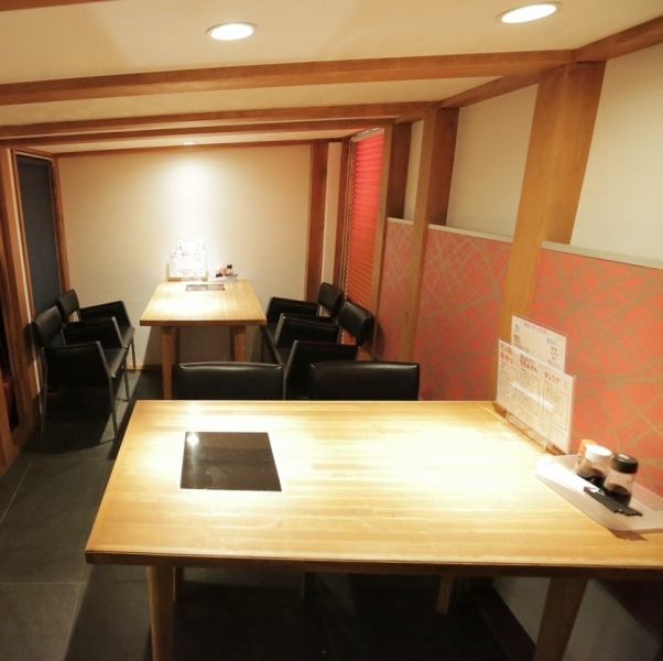 【様々なシーンで活用できるお席をご用意しております！】楽に座ってお食事を愉しめるテーブル席。個室空間のような落ち着きのあるテラス席。お1人様でお仕事終わりに一杯楽しむカウンター席など、様々なシーンでご利用可能なお席をご用意しております◎それぞれのシーンに合わせてご利用ください♪
