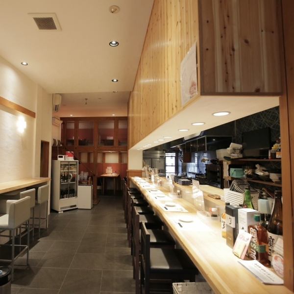 【木を基調としたぬくもりのある店内でお食事を】木をテーマにした比較的落ち着きのある雰囲気の店内は、ゆったりとおくつろぎいただきながらお食事をお楽しみいただけます！！貸切は50名様から承っており、立食・着席どちらもご対応可能なのでお気軽にお問い合わせください。