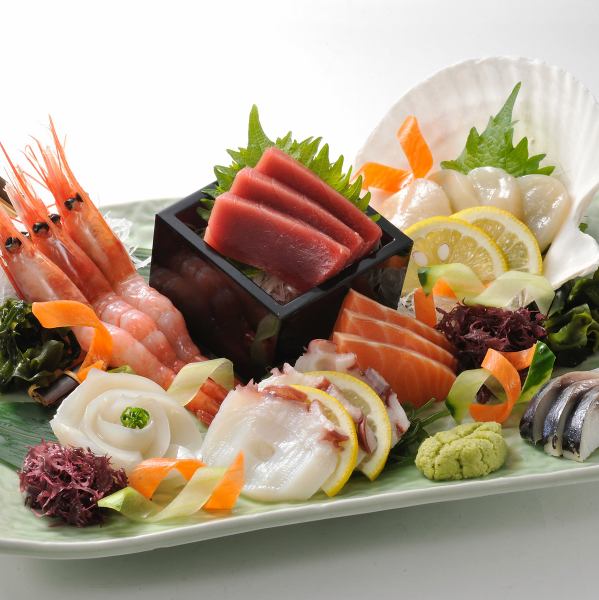 【当店1番人気】新鮮な鮮魚を盛り合わせで「7種刺身盛り合わせ」1793円（税込）
