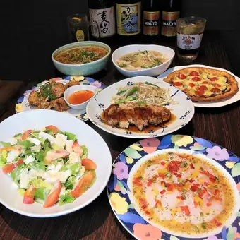 【休閒套餐 A】7 道菜,2 小時暢飲,價格 6050 日圓(含稅)♪ 享用炭烤豬排等美食。