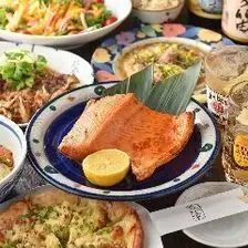 【放纵套餐 B】共 8 道菜，含 2.5 小时畅饮，6,600 日元（含税）♪ 享用炭烤安格斯牛排。