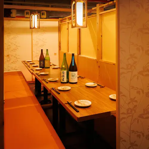 <p>【大人数個室】最大30名様でもご利用頂ける個室もございます！会社飲み会や懇親会など大人数でのシーンでもご好評をいただいております！幹事様無料の特典などお得な特典も多数ご用意しております！（上野 個室 居酒屋 海鮮 和牛 宴会 飲み放題 女子会 合コン）</p>