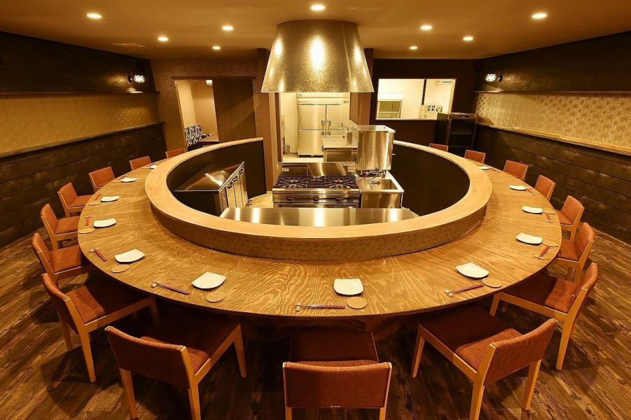 【圆形柜台】圆形柜台很有特色！12个座位的柜台可以一个人使用。富有创意的日本料理就在您面前烹制，是一种视觉享受的氛围。