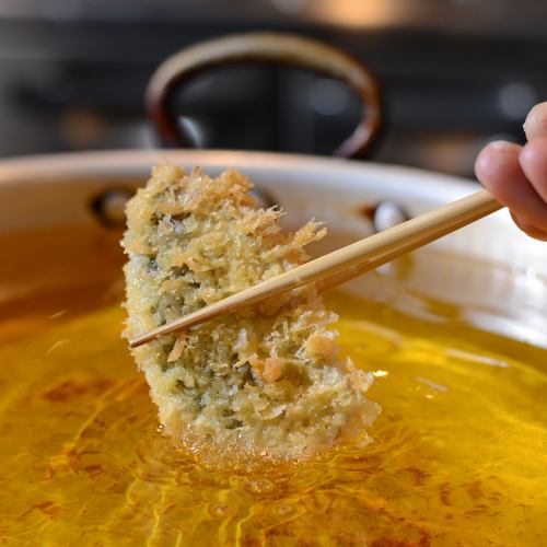 您可以在午餐時享用我們特製的炸竹莢魚！
