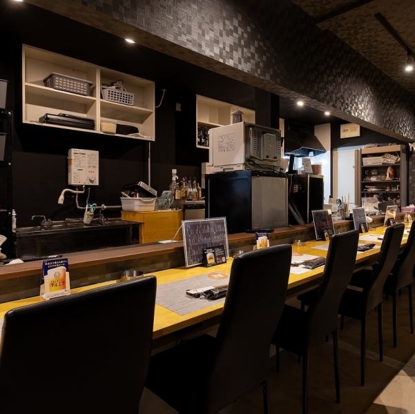 ふらっと一人で飲みたい時や少人数で語りたいときにおすすめなのが、当店の落ち着いたカウンター席☆清潔感があり、贅沢な時間をゆったりと過ごせます♪奥行きのあるカウンターはゆったり使えるので、ちょっとした食事にも最適◎居心地の良さにこだわった空間で日常の疲れを癒してください！