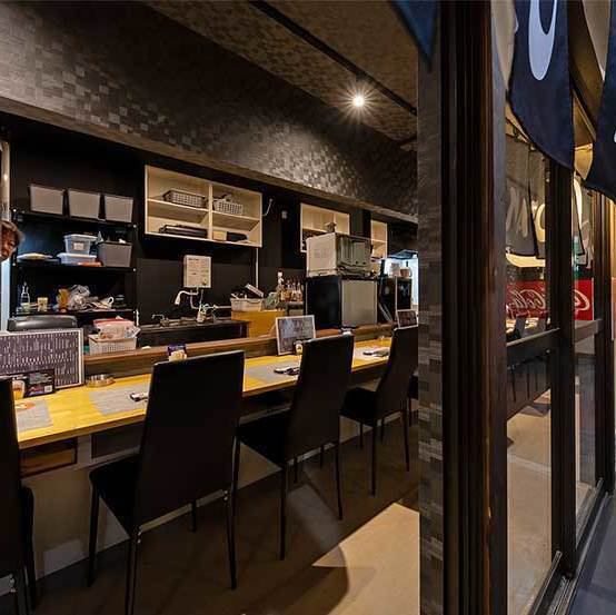 当店はアクセスも抜群！観光でも立ち寄りやすい立地にあり、地元客との交流も楽しめる雰囲気です☆広がる鉄板の香りと活気ある空気感はまさにここならでは◎アットホームな温かさと同時に、スタッフの気さくな接客で初めての方もリラックス可能。居心地重視のおもてなしを体感ください♪