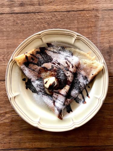 チョコソースとバターのクレープ