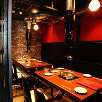 Since the walls are movable, it is possible to make reservations for a large number of people in a private room.It is a perfect space for company banquets and entertainment.