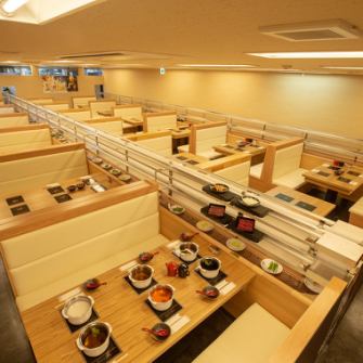 店内はソファー席とカウンター席をご用意☆回転寿司屋さんのようなイメージの店内です！テーブルにはお客様専用の鍋がセットされます。