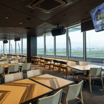 You can enjoy your meal while looking at the runway.End-of-year parties for up to 120 people are OK!!