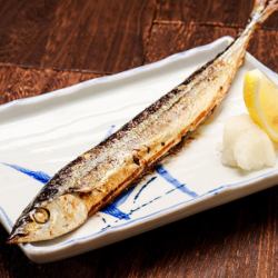 Charcoal-grilled whole dried saury