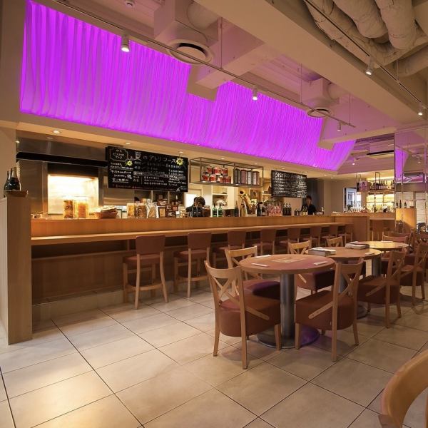 ホテルレストランながらカジュアルで入りやすい雰囲気のビストロアトリ。お1人様～貸し切りまでどのようなシーンご利用も大歓迎です。幅広いご希望にお応えいたします。サプライズも全力でお手伝いさせていただきます。