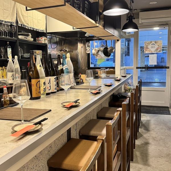 カウンター席はスタッフとの会話や相談もでき、おすすめ！お一人様のご来店大歓迎です♪