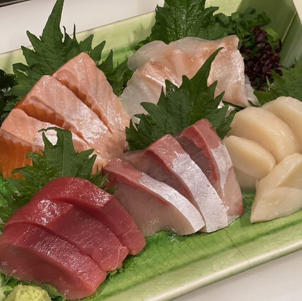 【新鮮で旨味たっぷり】朝市場から仕入れた新鮮な刺身盛合わせ