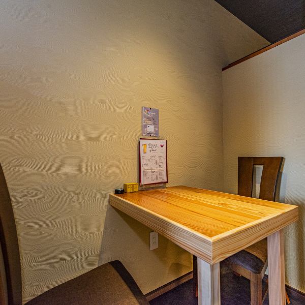 テーブル席をご用意しております。席同士の間隔をゆったりとっているので寛ぎながらお食事を楽しんでいただけます◎落ち着きのある和の空間はお食事の時間を更に華やかなものに演出★是非お気軽ご来店ください。