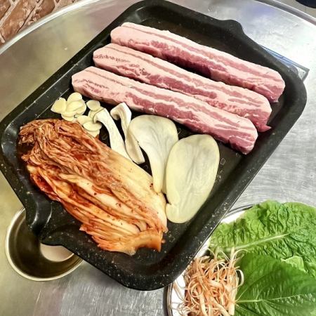 ★サムギョプサルコース★サムギョプサル＋韓国惣菜と屋台おやつ27種食べ放題☆2h飲み放題付き♪